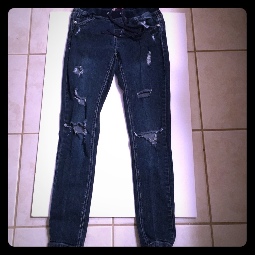 Wallflower distressed pull on skinny jeans size 2.